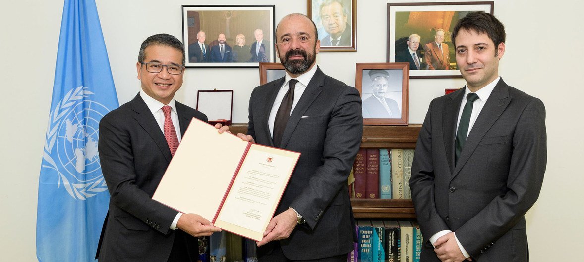 Edwin Tong Chun Fai (left) of Singapore presents instruments of ratification to UN Legal Counsel Miguel de Serpa Soares. At right is David Nanopoulos of the Office of Legal Affairs.