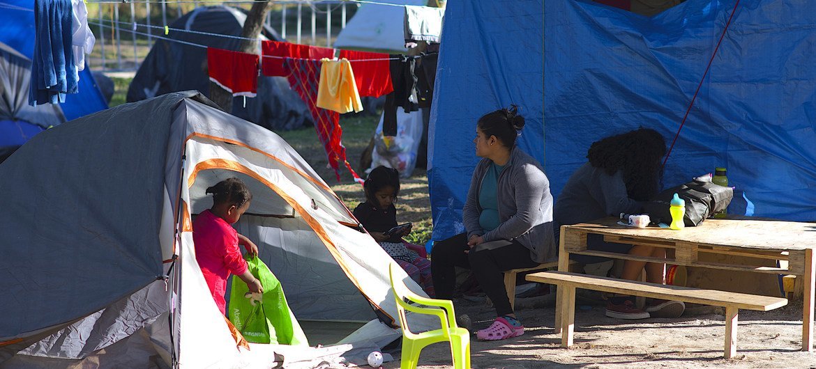 Demandeurs d'asile, y compris des enfants, au camp de Matamoros attendant leurs audiences d'immigration américaines au Mexique.