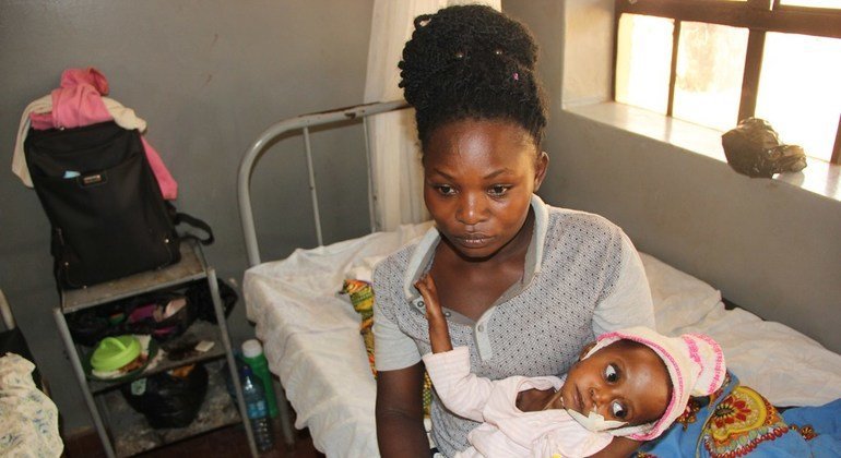 Mtoto mwenye utapiamlo akiwa na mama yake kwa ajili ya matibabu kwenye hospitali mjini Hoima nchini Uganda.