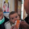 सीरिया में नौ महीने के एक शिशु को पोषक आहार खिलाया जा रहा है.