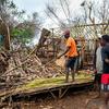 في مدغشقر، على بعد 25 كيلومترا من مدينة مانانجاري، يقوم الناس بإعادة بناء منازلهم التي تضررت أو دمرت بسبب إعصار باتسيراي.