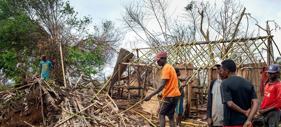 A Madagascar, à 25 km de la ville de Mananjary, les gens reconstruisent leurs maisons qui ont été endommagées ou détruites par le cyclone Batsirai. 