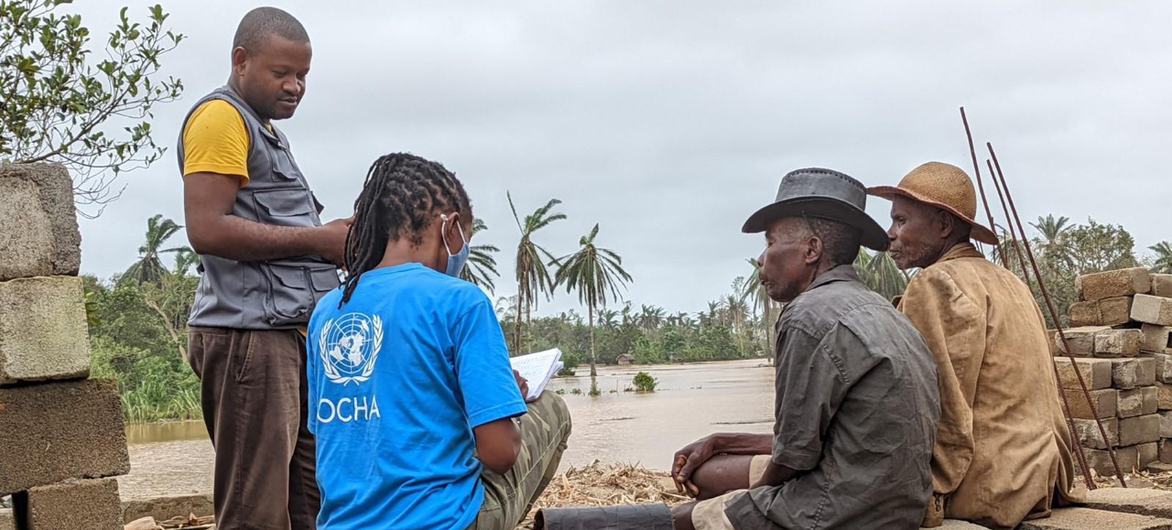 في مدغشقر، تلتقي راشيل إلين، مسؤولة الشؤون الإنسانية في مكتب تنسيق الشؤون الإنسانية وعضو فريق الطوارئ التابع لفريق الأمم المتحدة لتقييم الكوارث والتنسيق، بالسكان المتضررين في أعقاب إعصار إمناتي.