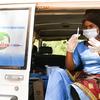 عاملة صحية تستعد لإعطاء اللقاح ضد كوفيد-19 في قرية في كاسونغو، ملاوي.