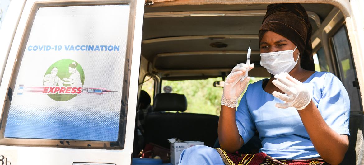 在马拉维卡松古的一个村庄里，一名卫生工作者在准备新冠疫苗的接种工作。