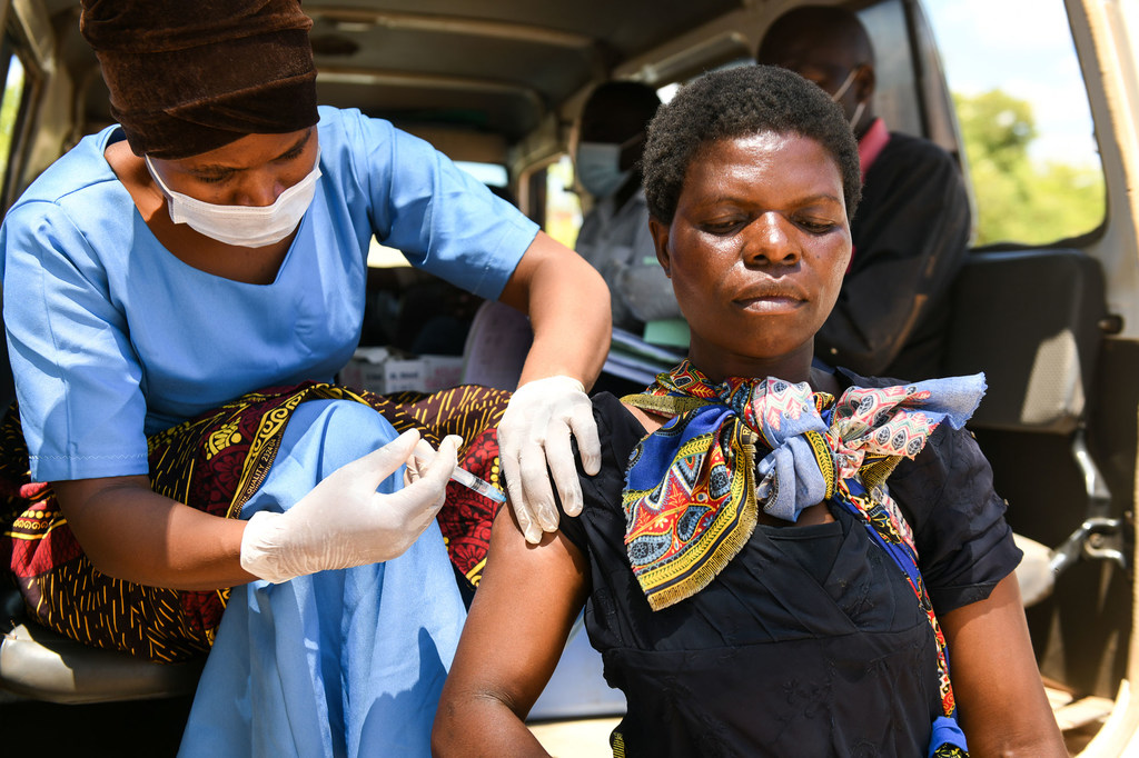 在马拉维的一个村庄，一名妇女在接种新冠疫苗。