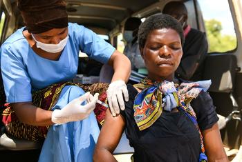 在马拉维的一个村庄，一名妇女在接种新冠疫苗。