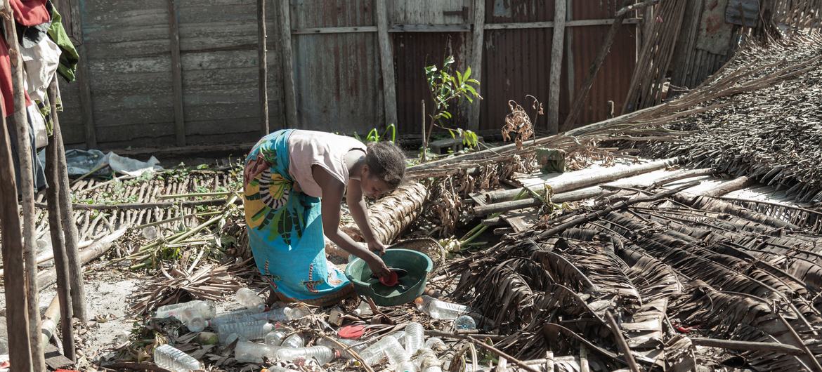 امرأة تبحث في حطام منزلها المدمر في أعقاب إعصار باتسيراي في مدغشقر.