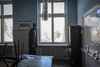 Un homme dans une école endommagée par des bombardements à Oleksandrivka, près de Donetsk, en Ukraine (photo d'archives).