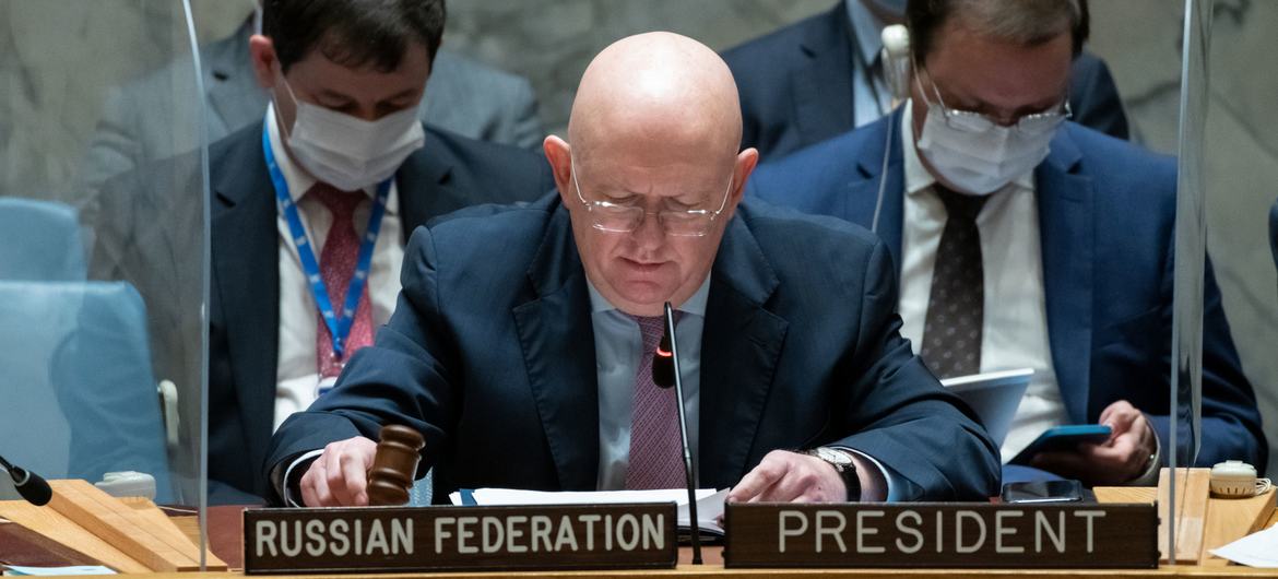 संयुक्त राष्ट्र में रूसी महासंघ के स्थाई प्रतिनिधि (राजदूत) वैसिली नेबेन्ज़िया, यूक्रेन मुद्दे पर सुरक्षा परिषद की बैठक की अध्यक्षता करते हुुए. फ़रवरी 2022 महीने के लिये सुरक्षा परिषद की अध्यक्षता रूस के पास थी.
