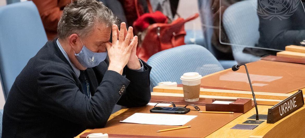 سيرجي كيسليتسيا، الممثل الدائم لأوكرانيا لدى الأمم المتحدة، يجلس على طاولة اجتماع مجلس الأمن أثناء اجتماعه بشأن الحالة في أوكرانيا