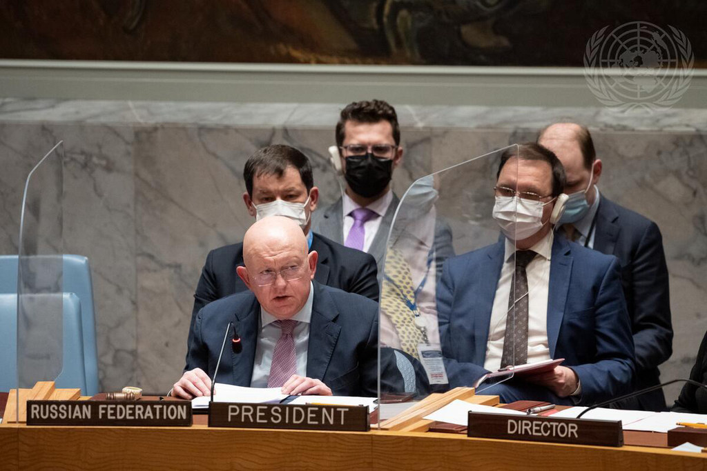 فاسيلي نيبينزيا، الممثل الدائم للاتحاد الروسي لدى الأمم المتحدة ورئيس مجلس الأمن لشهر شباط/فبراير، يترأس اجتماع مجلس الأمن بشأن الحالة في أوكرانيا