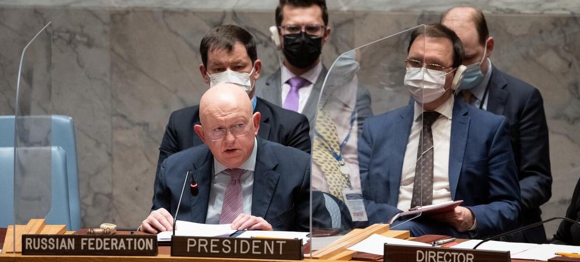 فاسيلي نيبينزيا، الممثل الدائم للاتحاد الروسي لدى الأمم المتحدة ورئيس مجلس الأمن لشهر شباط/فبراير، يترأس اجتماع مجلس الأمن بشأن الحالة في أوكرانيا