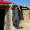 من الأرشيف: طفل في العاشرة من عمره يقف بجانب باب منزل عائلته في منطقة داند في قندهار، أفغانستان.
