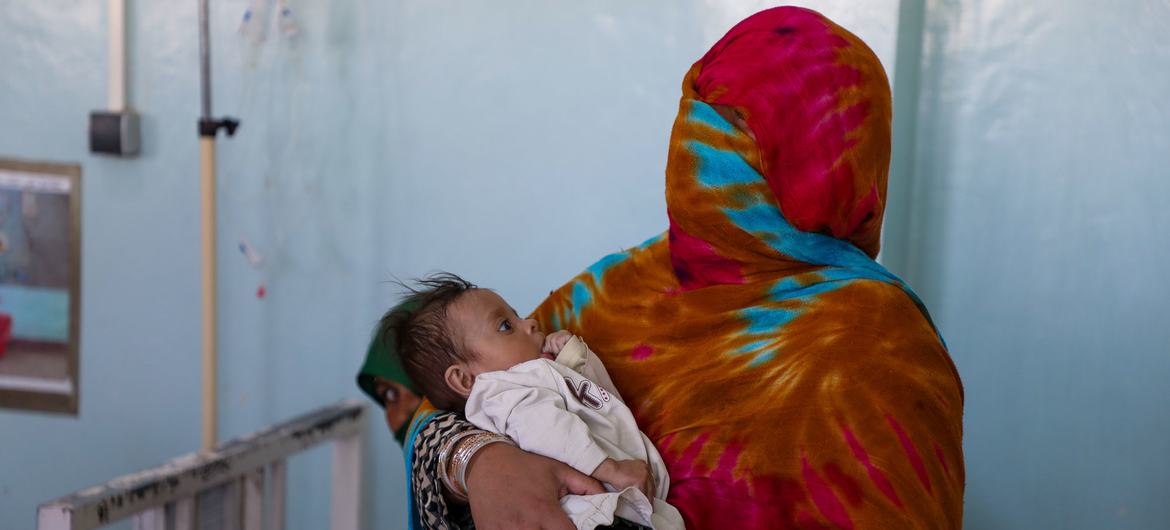 Une mère tient son enfant souffrant de malnutrition à l'hôpital régional Mirwais de Kandahar, en Afghanistan.