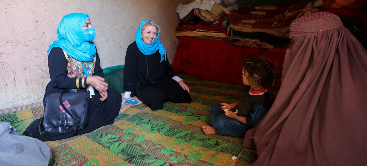 Diretora-executiva do Fundo da ONU para a Infância, Catherine Russell, visita família em Kandahar, Afeganistão.