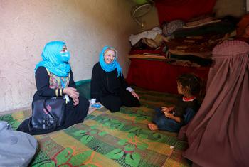 المديرة التنفيذية لليونيسف كاثرين راسل (في الوسط) تزور عائلة في منزلها في منطقة داند في قندهار ، أفغانستان.