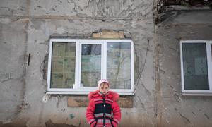 Una niña de nueve años en el exterior de su casa dañada por el conflicto en el este de Ucrania. La imagen se tomó el 6 de febrero.