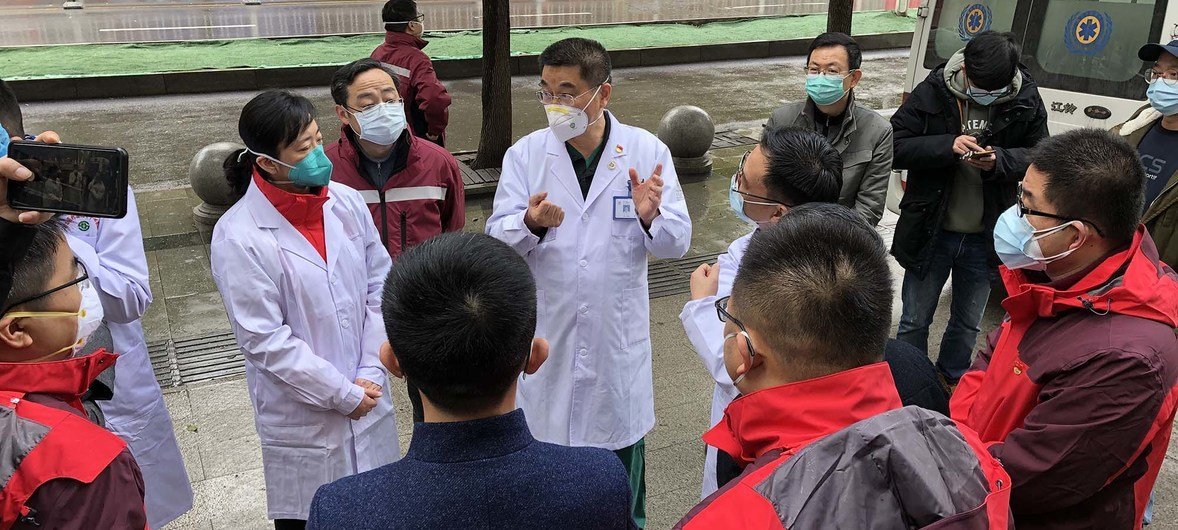 江苏援鄂医生鲁翔与医疗队员进行沟通。