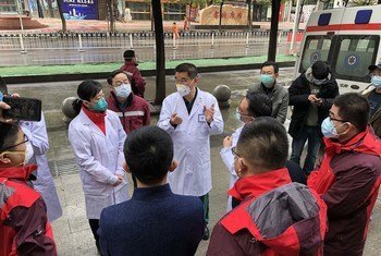 شيانغ لو في مناقشة مع الأطباء المتخصصين الذين تم إرسالهم إلى هوانغشي، هوبي لإنقاذ الأرواح خلال تفشي COVID-19.
