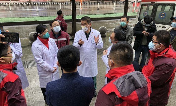 Xiang Lu aborda médicos enviados para Huangshi, Hubei, durante o surto de covid-19.