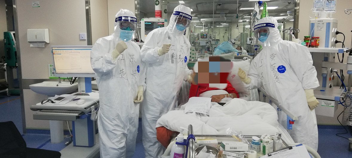 El equipo de Lu Xiang celebra la recuperación de un paciente de COVID-19 en Huangshi.