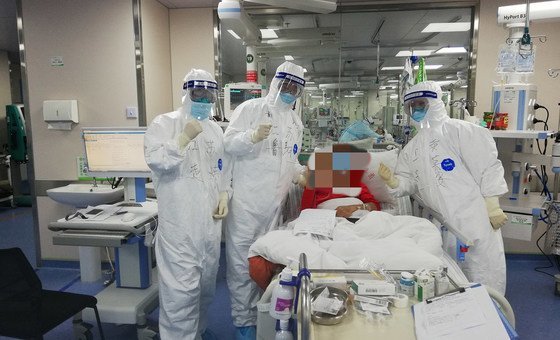 Equipe médica de Xiang Lu em Hubei, China. 