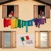 Famílias em Itália mostrando solidariedade durante pandemia de Covid-19
