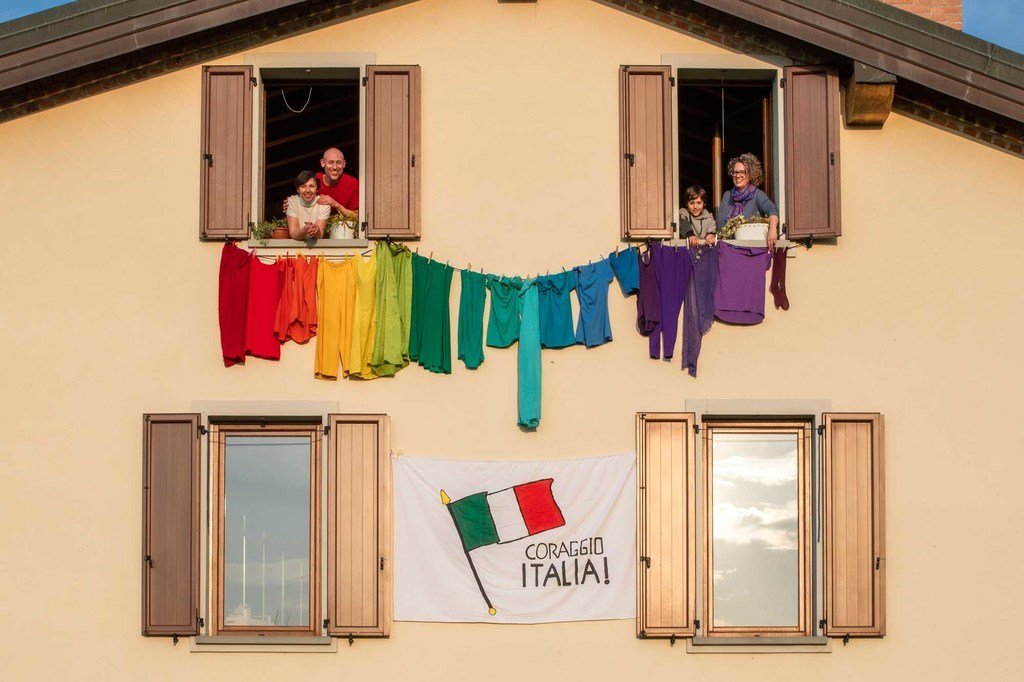Des Italiens en quarantaine au printemps 2020 à cause de la pandémie de Covid-19 plaident pour la solidarité.