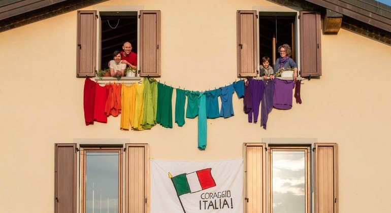 صورة تظهر التكاتف بين بعض الجيران في إيطاليا أثناء الحجر خلال الجائحة.