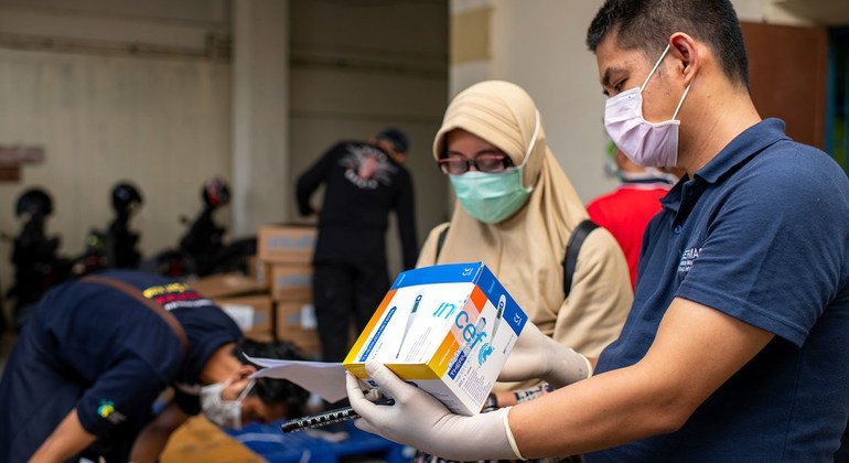 Du matériel médical fourni par l'UNICEF est vérifié dans un entrepôt en Indonésie.