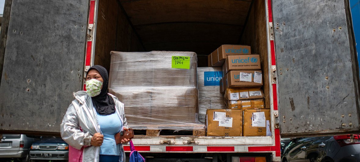 卫生工作者在雅加达的一个仓库从联合国儿童基金会接收医疗设备，以支持印度尼西亚卫生当局应对2019冠状病毒。