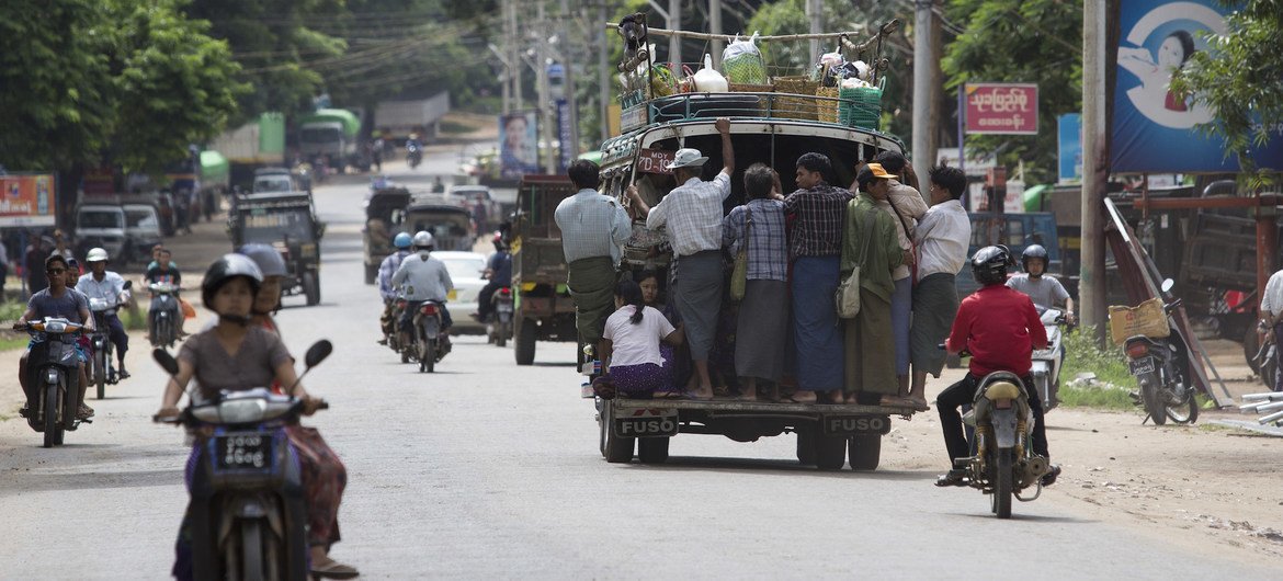 Trabalhadores migrantes indo trabalhar em Mandalay