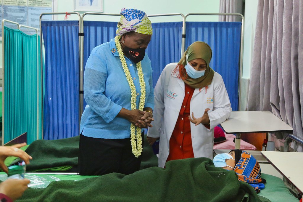 La directora del Fondo de Población, la doctora Natalia Kanem (a la izquierda) habla con una paciente en un hospital en Yemen.