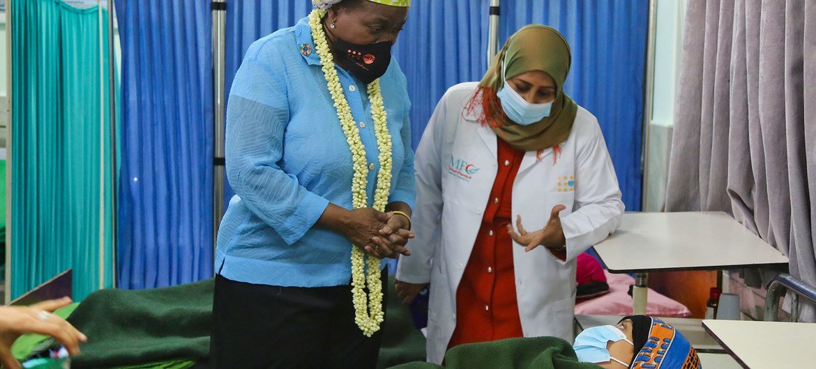 The UNFPA Executive Director Dr. Natalia Kanem (left) talks to a patient at the Al Shaab Hospital in Crater, in Yemen.  