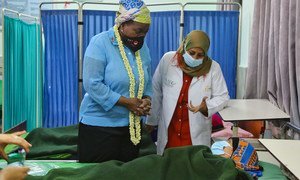 The UNFPA Executive Director Dr. Natalia Kanem (left) talks to a patient at the Al Shaab Hospital in Crater, in Yemen (file photo).  