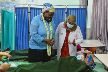 A diretora-executiva do Unfpa, Dra. Natalia Kanem, conversa com uma paciente do Hospital Al Shaab, em Crater, no Iêmen