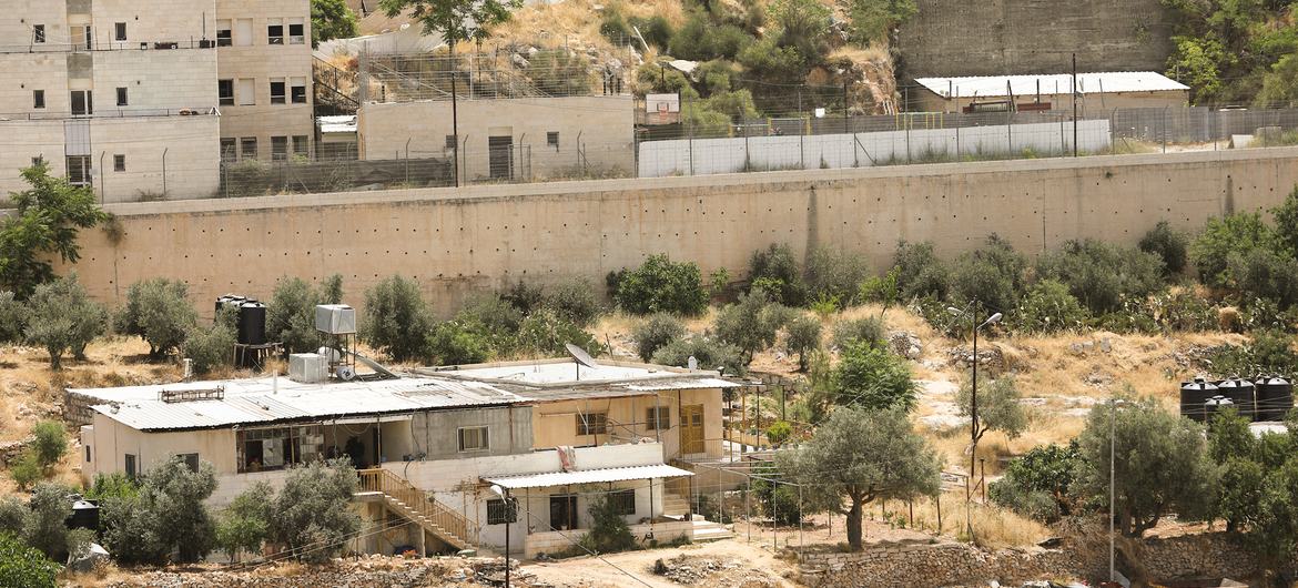 Familias palestinas viviendo muy cerca de los asentamientos en la zona H2 de Hebrón, en Cisjordania.