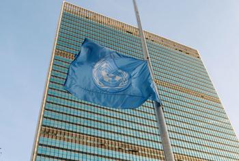 علم الأمم المتحدة يرفرف بنصف صاري في مقر الأمم المتحدة.