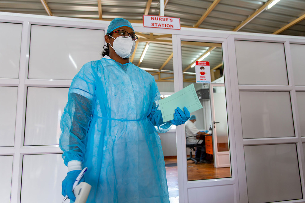 Mfanyikazi wa afya huvaa PPE katika kliniki ya kupima COVID nchini Mauritius.