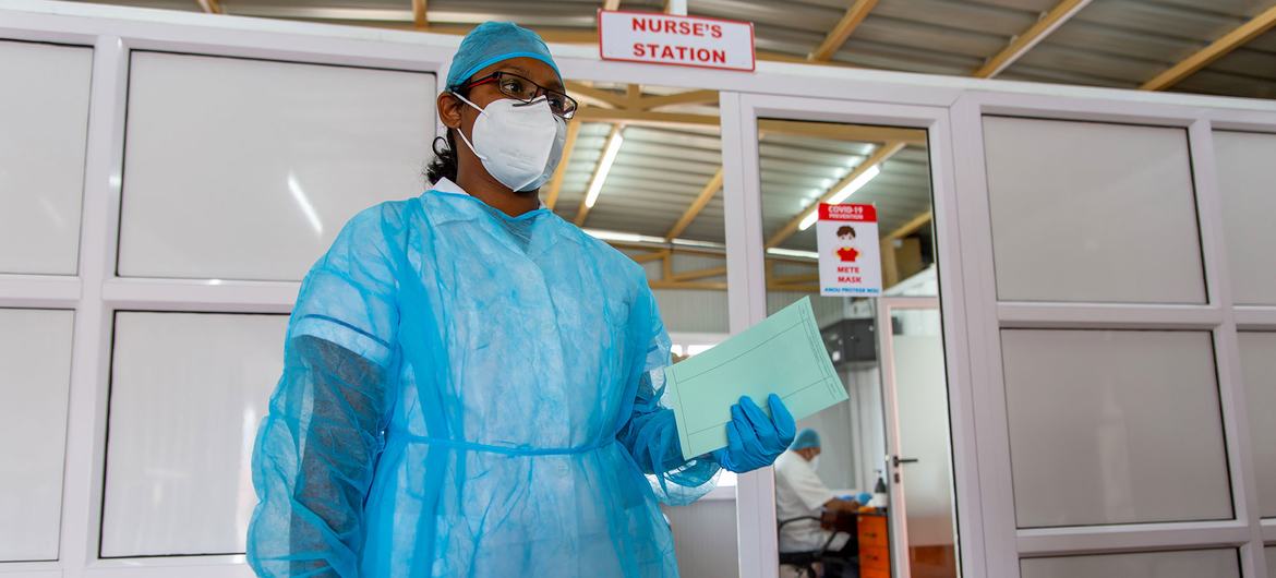 मॉरिशस में एक स्वास्थ्यकर्मी, एक कोविड-19 परीक्षण केन्द्र पर निजी बचाव उपकरण (PPE) पहने हुए.