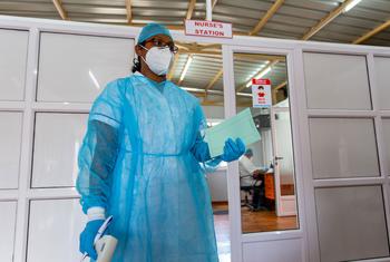 عامل صحي يرتدي معدات الوقاية الشخصية في عيادة فحص كوفيد في موريشيوس.