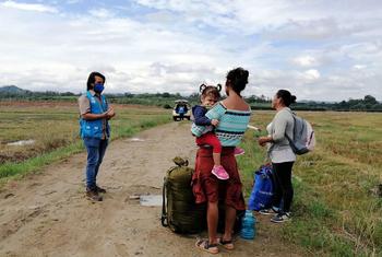 A UNHCR staff member assists Nicaraguan asylum seekers in Upala, near Costa Rica’s border with Nicaragua.  