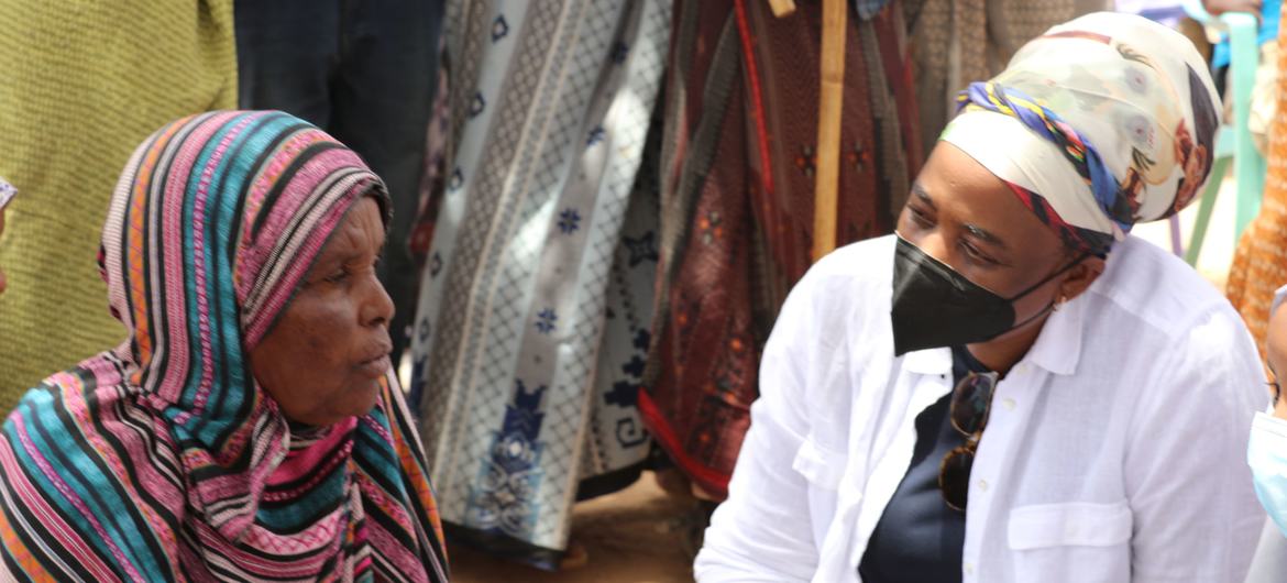 النازحة الإثيوبية زينبة تتحدث إلى كاثرين سوزي، المنسقة المقيمة في الأمم المتحدة ومنسقة الشؤون الإنسانية في إثيوبيا.