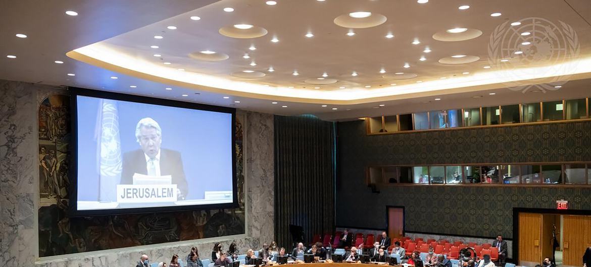 Специальный координатор ООН по ближневосточному мирному процессу Тор Веннесланд выступает перед Советом Безопасности.