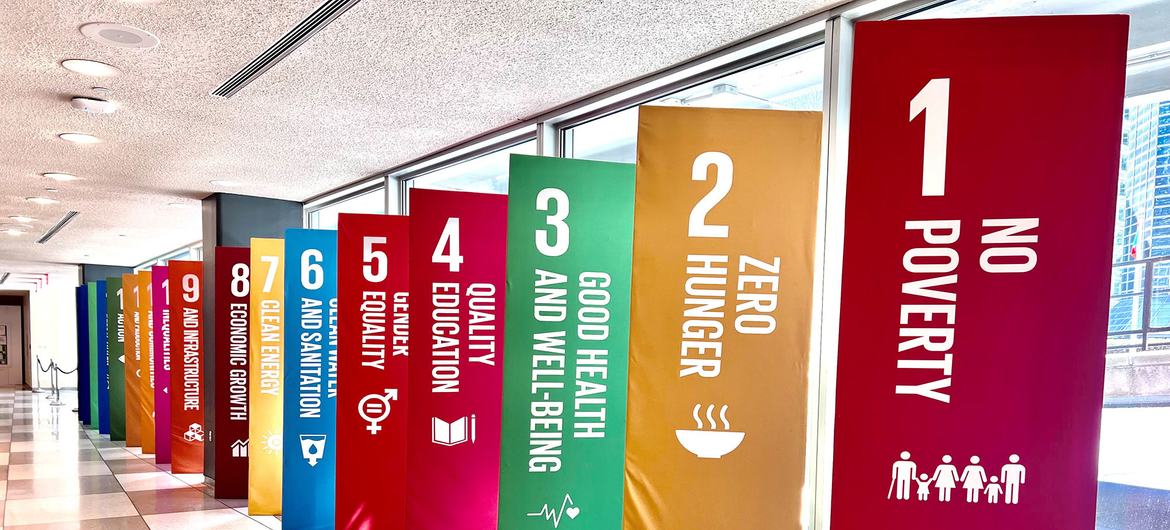 Carteles de los Objetivos de Desarrollo Sostenible expuestos en la sede de la ONU en Nueva York.