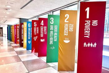 न्यूयॉर्क स्थित यूएन मुख्यालय में टिकाऊ विकास लक्ष्यों (SDGs) के चिन्ह प्रदर्शित