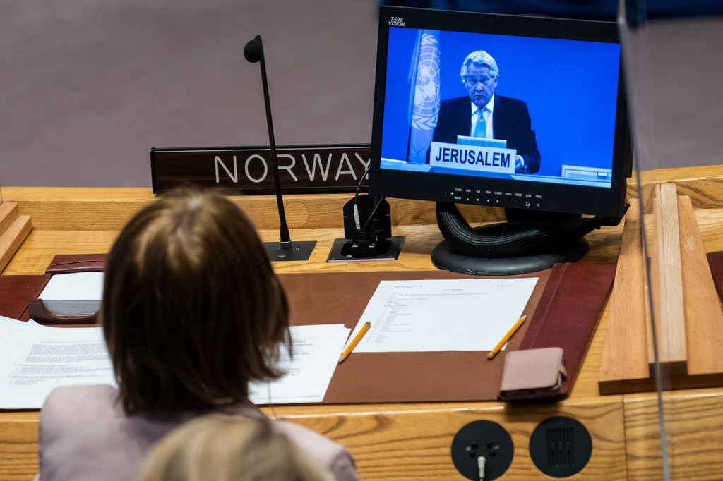 Tor Wennesland (en pantalla), Coordinador Especial para el Proceso de Paz en Oriente Medio, informa a los miembros del Consejo de Seguridad de la ONU.
