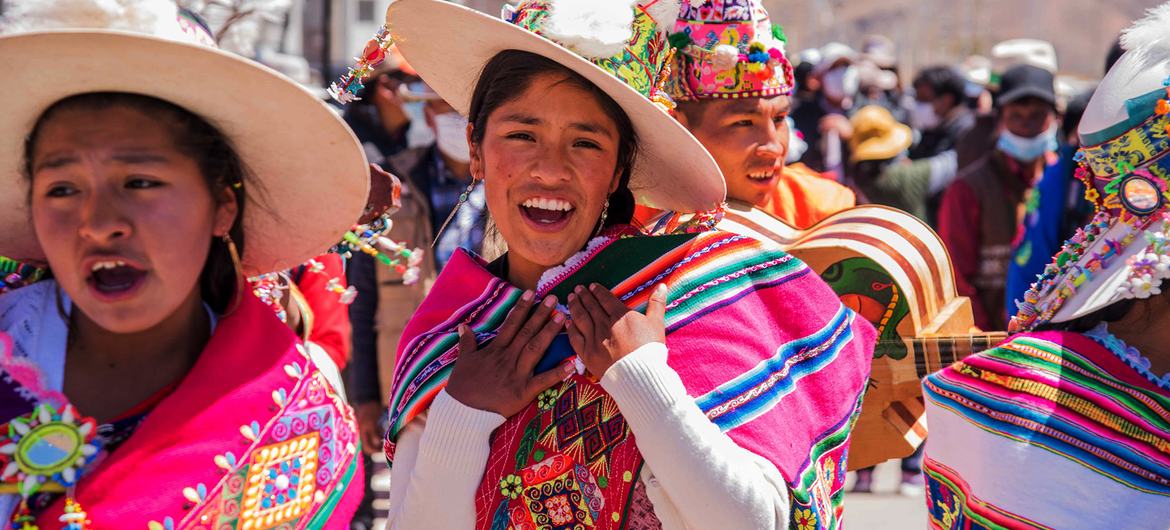 Unas jóvenes indígenas danzando baile típico en un área rural de Bolivia, octubre de 2021.