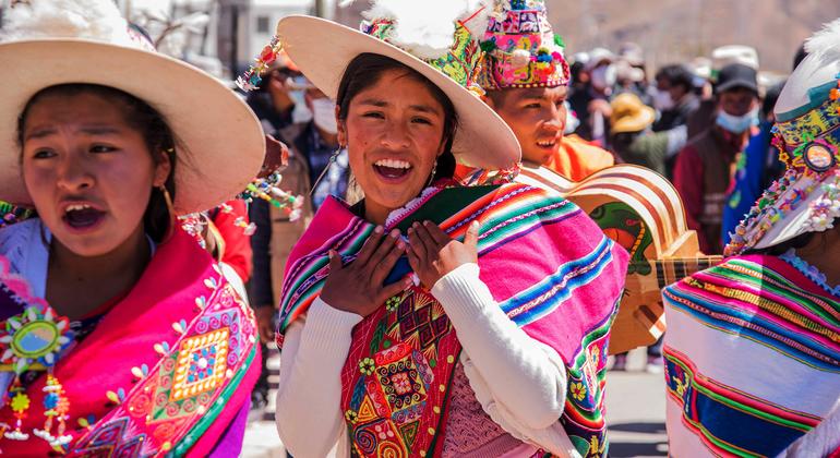 Unas jóvenes indígenas danzando baile típico en un área rural de Bolivia, octubre de 2021.